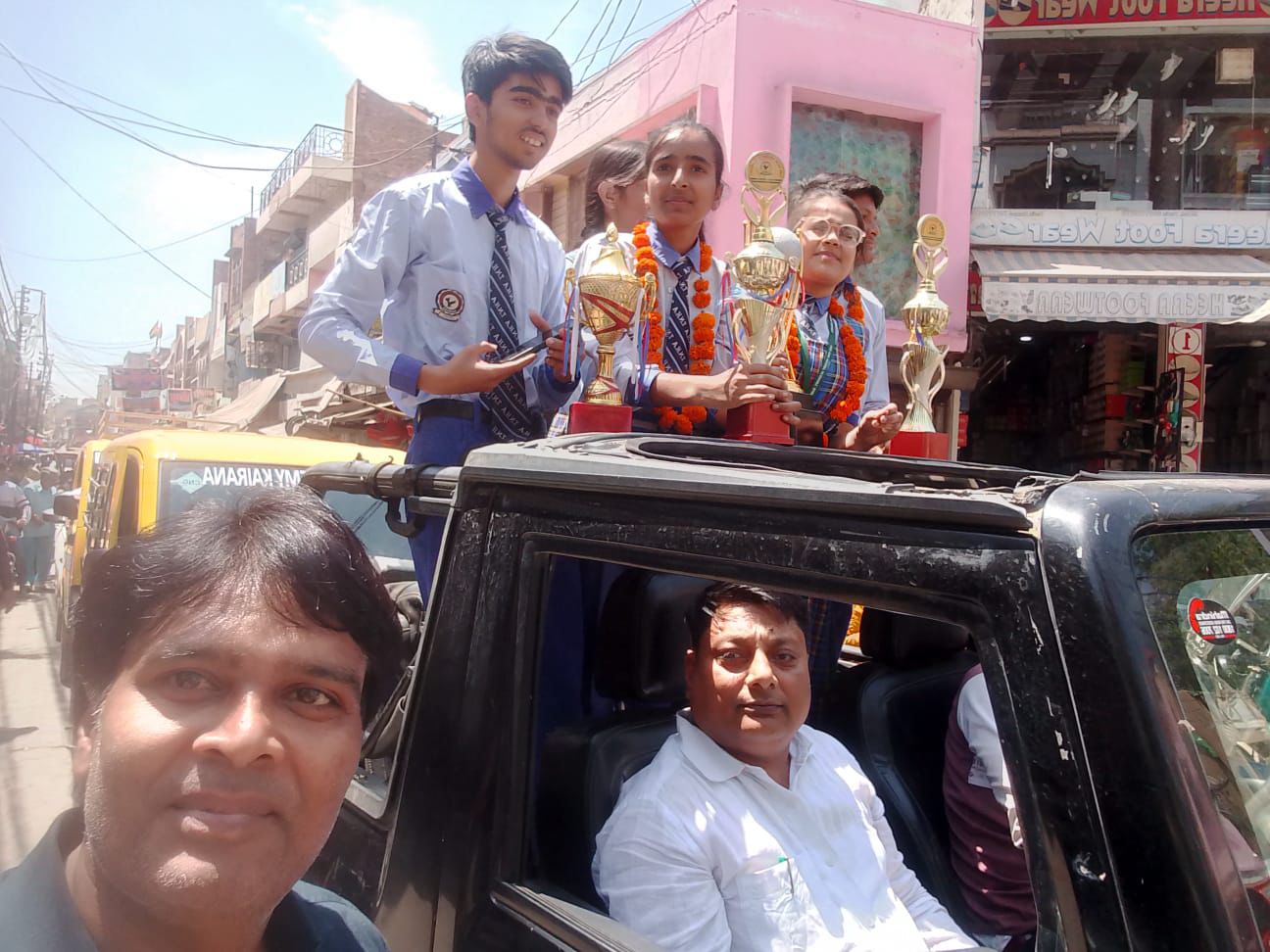 Toppers posing with victory sign